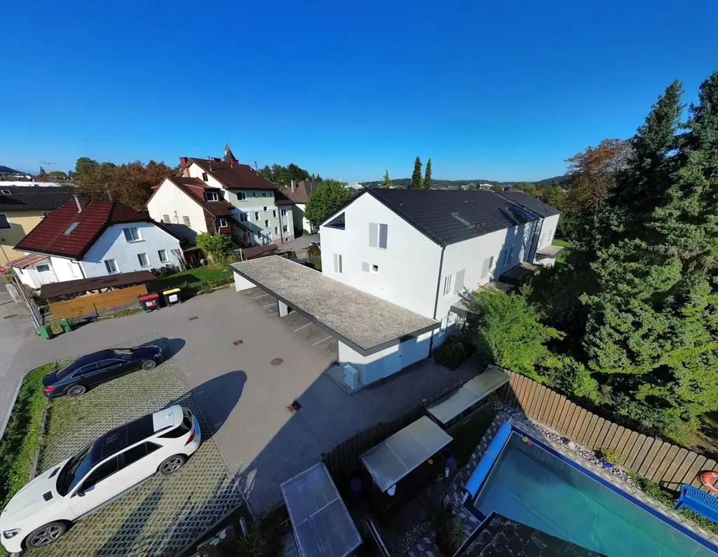 Moderne Reihenhausvilla mit Studio im DG und XXL-Dachterrasse, Carport und KFZ-Abstellplatz in Zentrumsnähe von Vöcklabruck