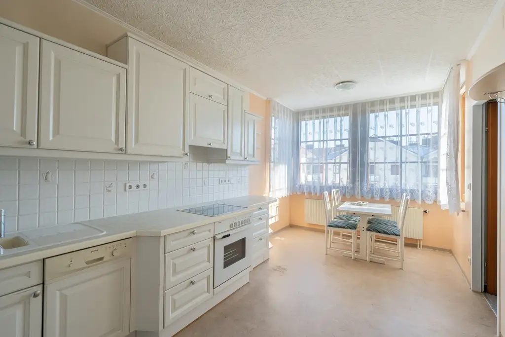 >> Gut geschnittene 4-Zimmer-Wohnung mit Parkplatz und großem Kellerabteil 