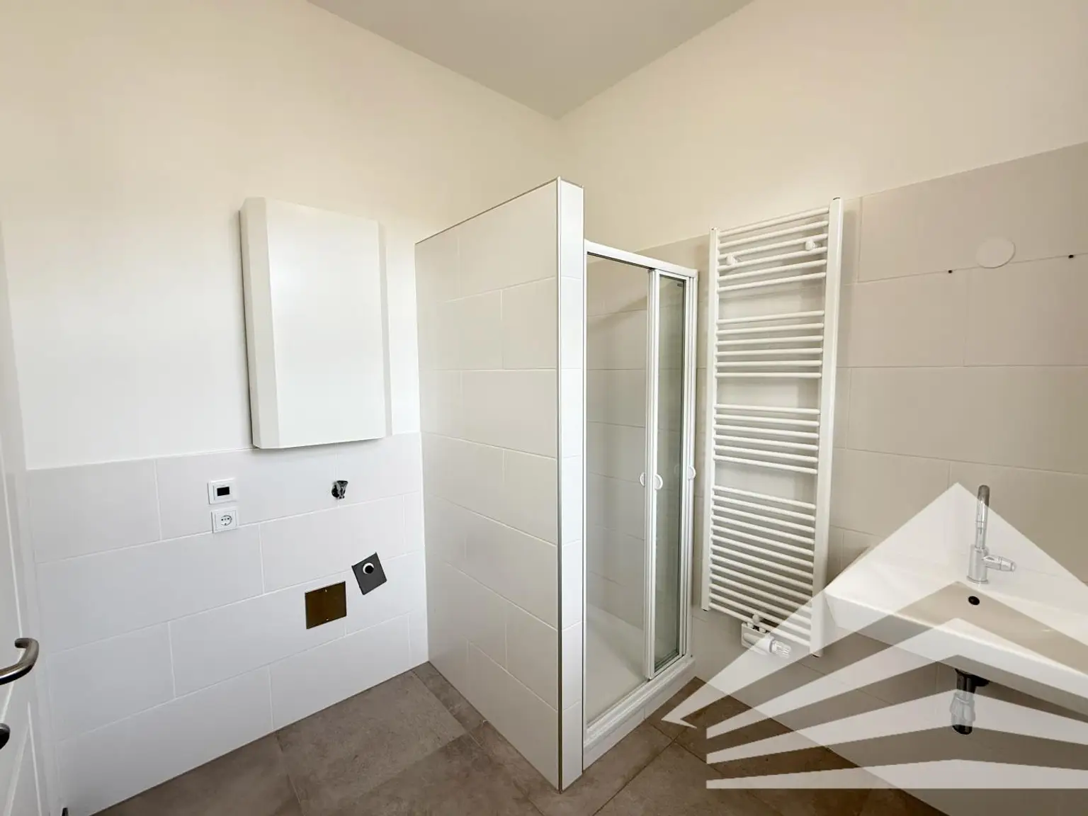 107 m² Altbauwohnung mit großer Loggia in der Innenstadt! TG-Platz verfügbar!