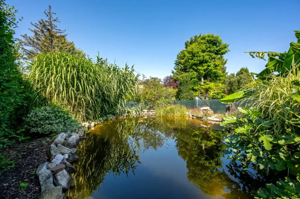 Bezauberndes Haus mit großem Garten und Schwimmteich