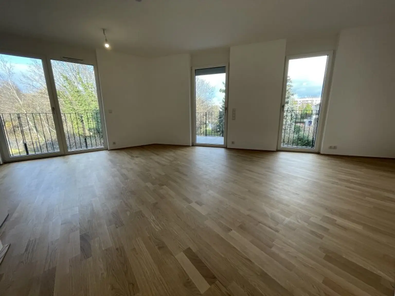 Exklusive 2-Zimmer Wohnung mit lichtdurchflutetem Wohnzimmer in absoluter Ruhelage - jetzt Anfragen!