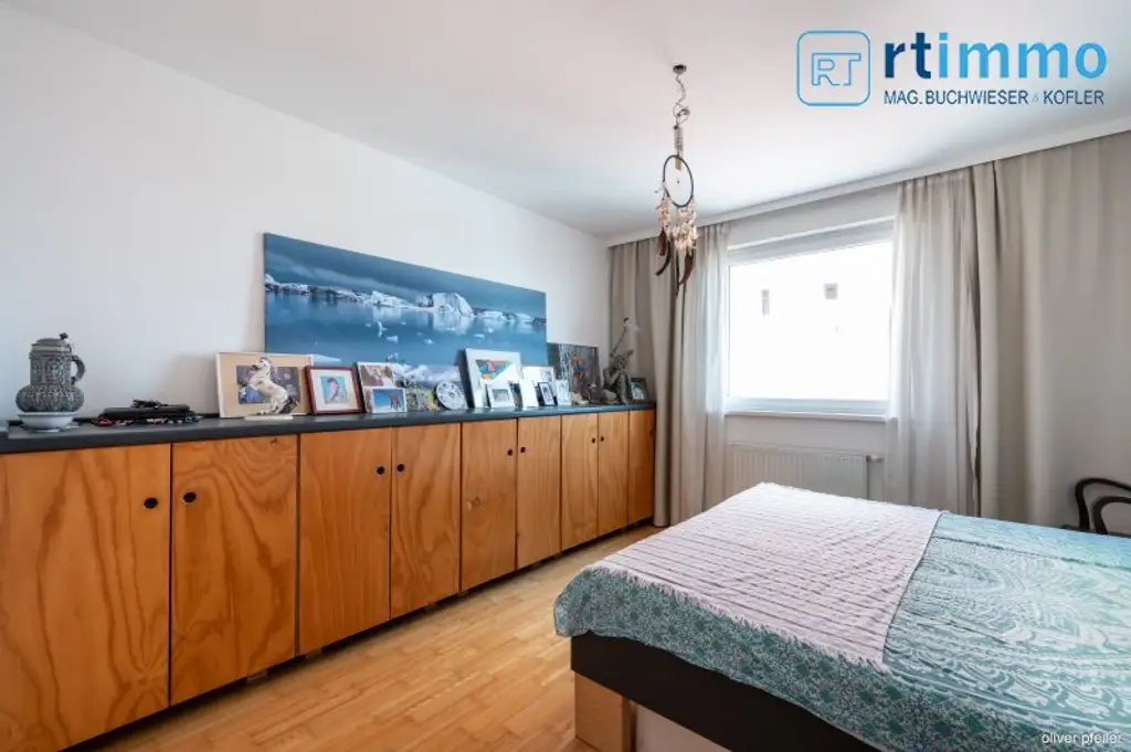 Himmelblau überall, 104m² mit über 23m² Freifläche auf 3,5 Zimmern. Atemberaubender Ausblick soweit das Auge reicht!