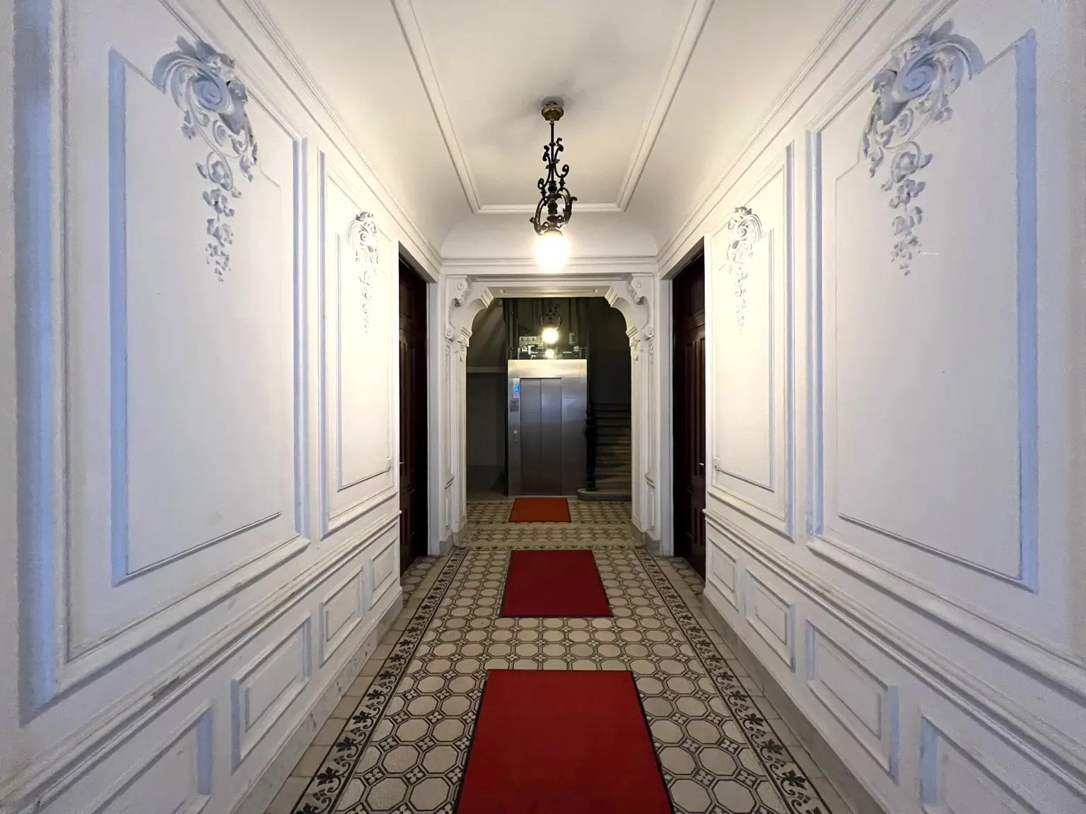 ERSTBEZUG NACH GENERALSANIERUNG: Erstklassige Altbauwohnung mit Stuckdecken in ruhiger Lage