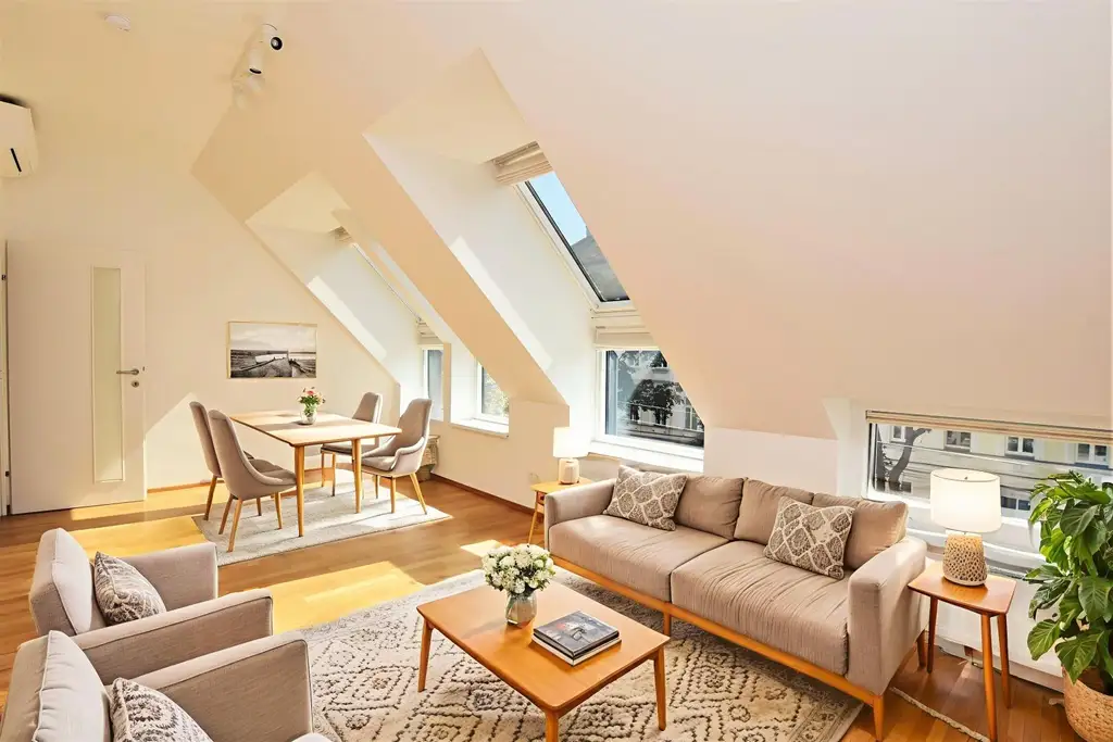 Helle Dachgeschosswohnung mit Charme und viel Freifläche