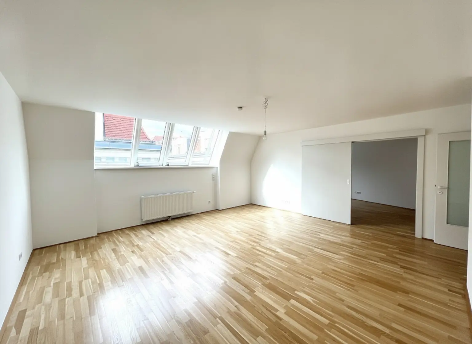 UNBEFRISTET: Top-Lage beim Stephansplatz: Moderne, klimatisierte Dachgeschoßwohnung im stilvollen Haus / Prime location near Stephansplatz: a modern, air-conditioned penthouse flat in a stylish building