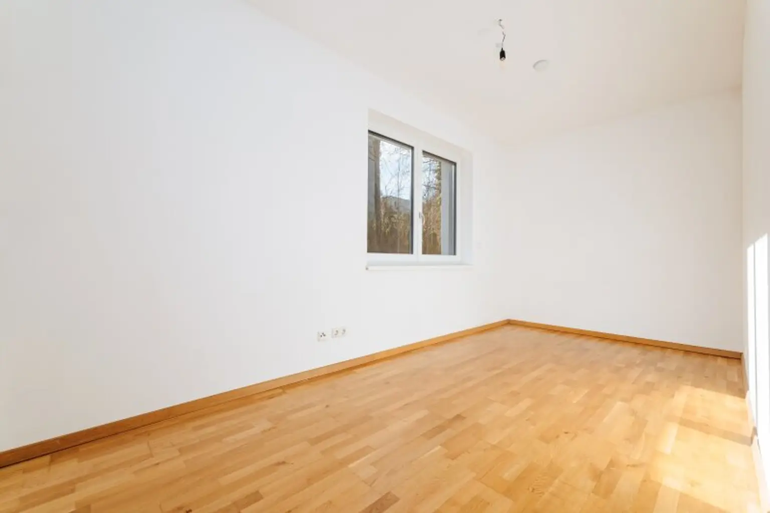EXKLUSIVER NEUBAU I AM FUßE DES RUCKERLBERGS I SÜD-BALKON I TIEFGARAGE I DIREKT AM LEONHARDBACH I IDYLLISCH I SACKSTRAßE AB SOFORT I