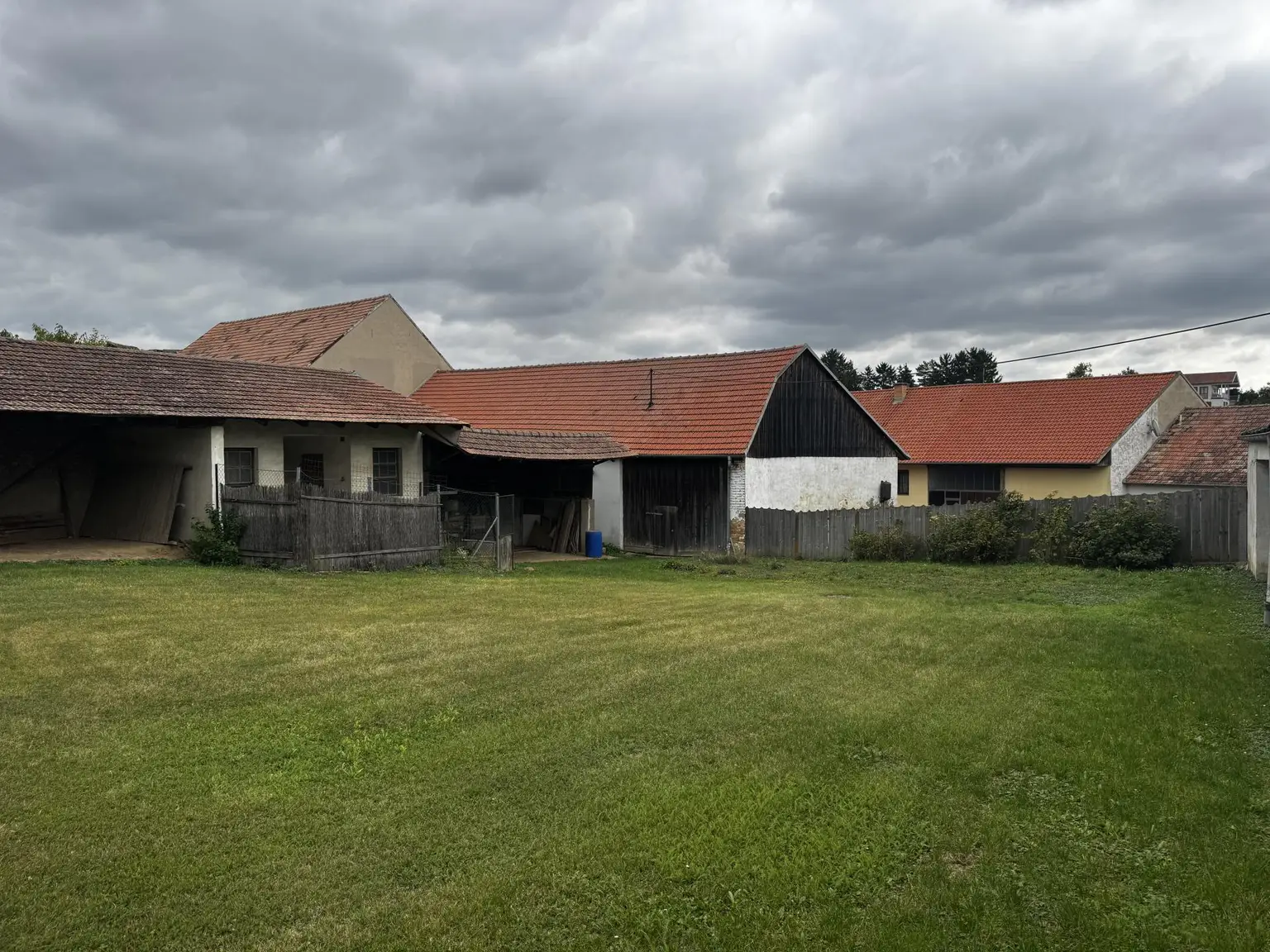 Ehemaliger Bauernhof mit Wohnhaus, Innenhof & Nebengebäuden & Pferdeoption