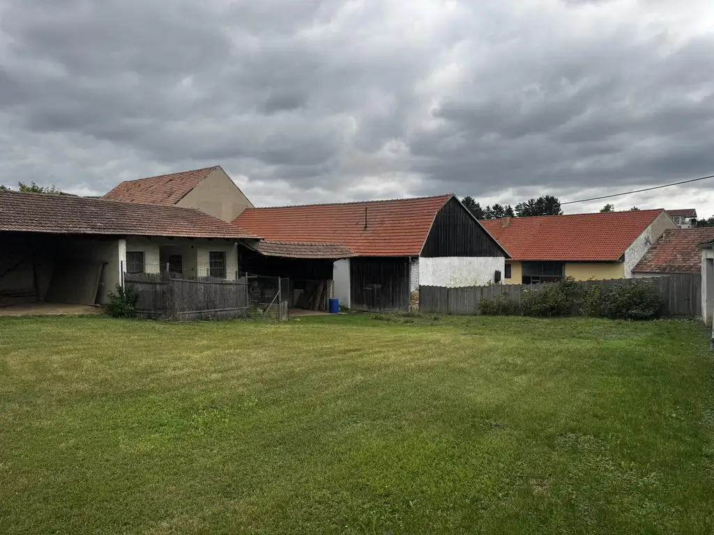 Ehemaliger Bauernhof mit Wohnhaus, Innenhof & Nebengebäuden & Pferdeoption