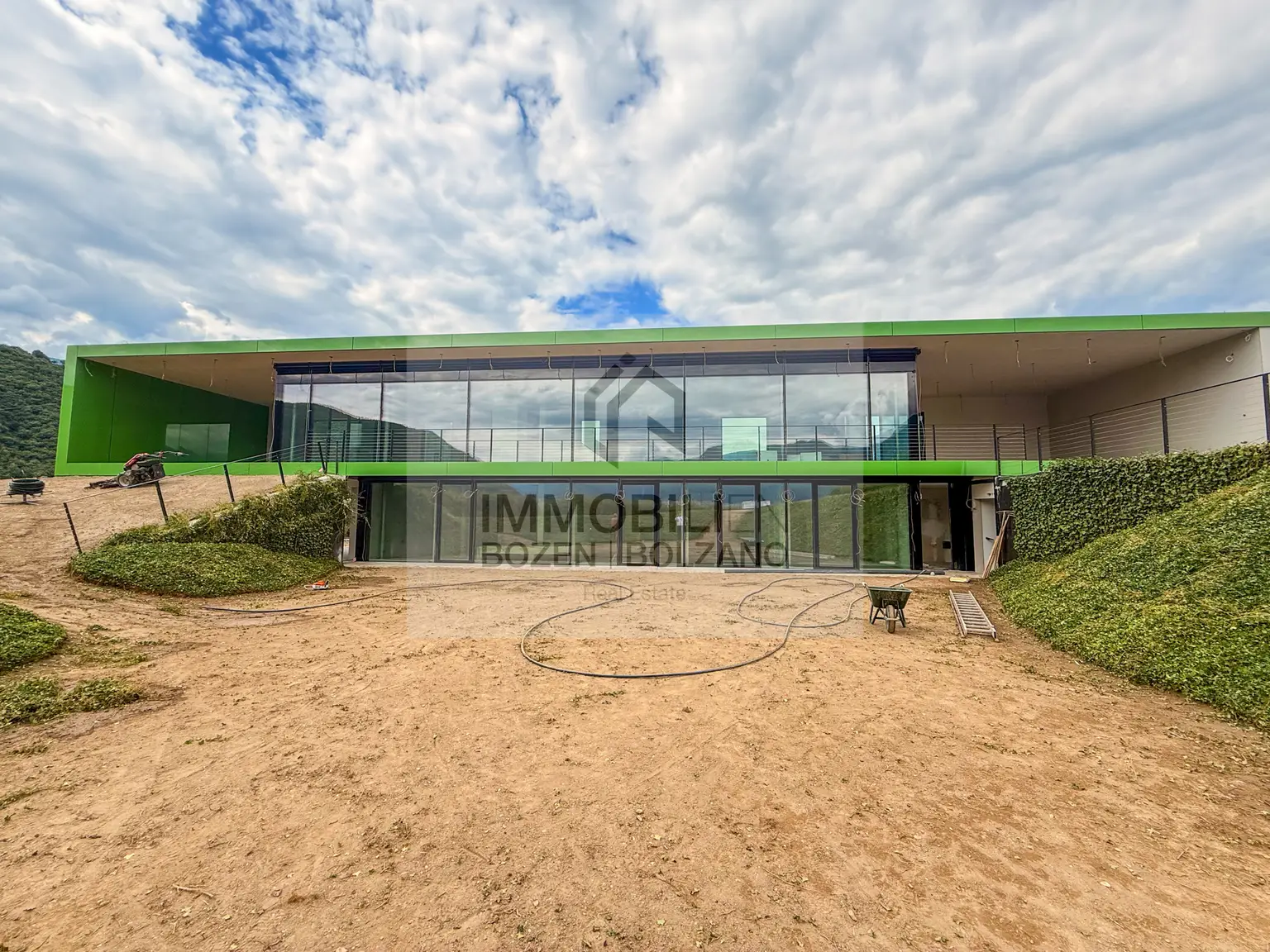 Designer Villa mit Garten und Pool im Grünen zu verkaufen