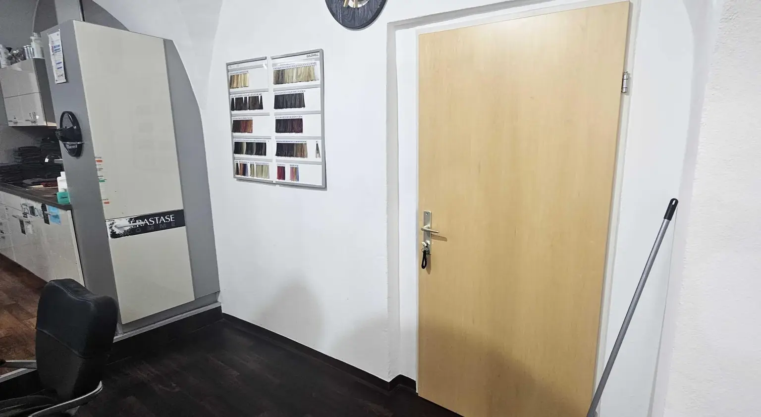 2. Zugang vom Gang in den hinteren Geschäftsraum