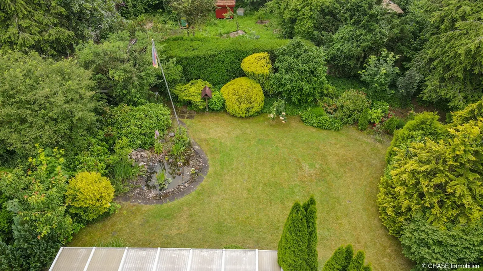 Hinteres Grundstück, Rasenfläche, Teich, Nutz-Schuppen Ansicht 1