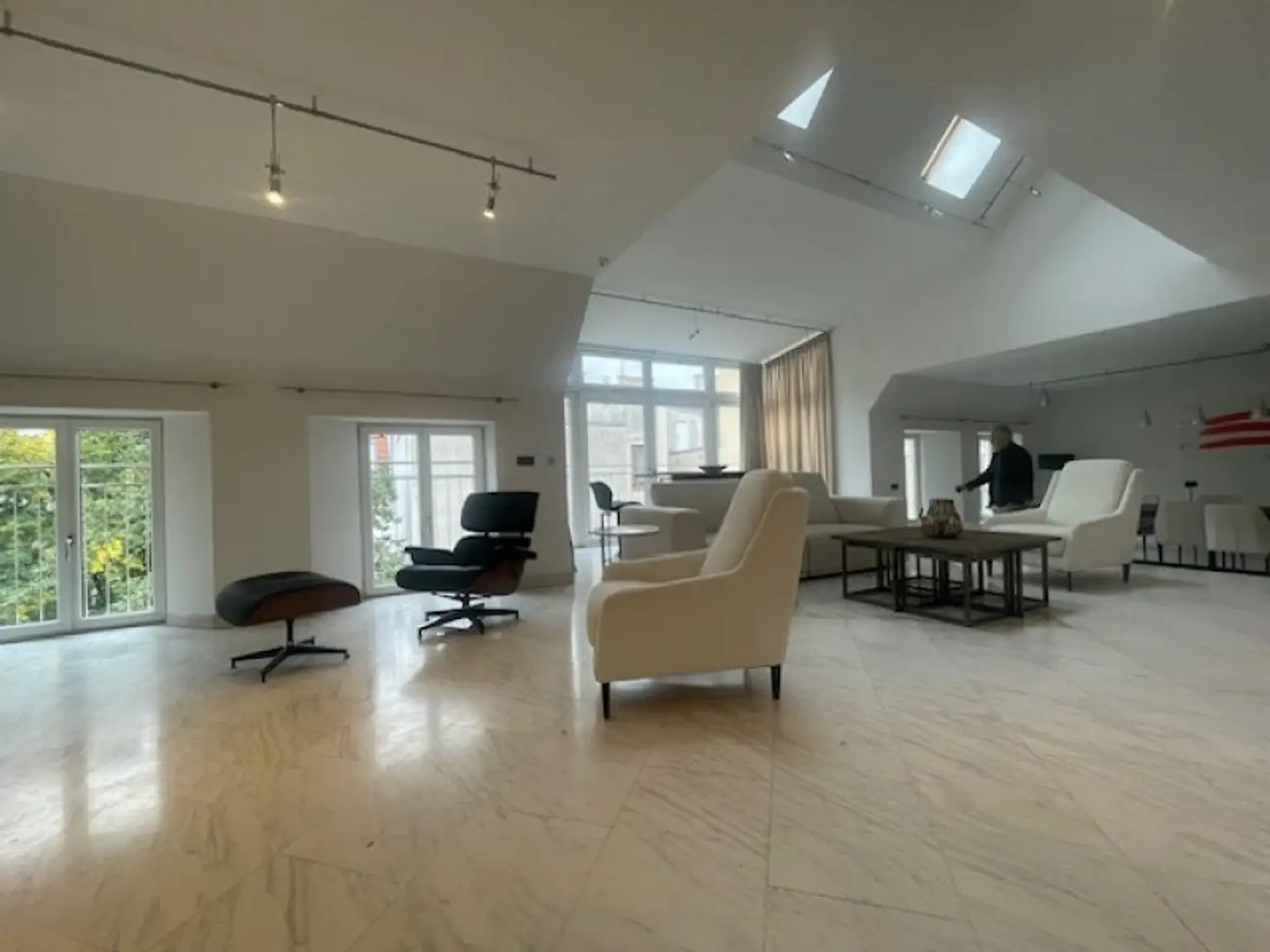 Möblierte Dachgeschoss Maisonette, 5 Zimmer, +3 (4) Schlafzimmer, 2 Bäder, Terrasse, offener Kamin - sehr attraktive Wohnung | furnished 4 BR apartment with 3 bathroom and terrace