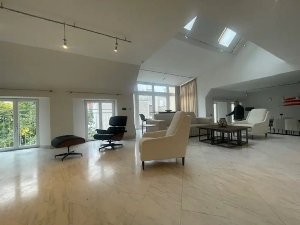 Möblierte Dachgeschoss Maisonette, 5 Zimmer, +3 (4) Schlafzimmer, 2 Bäder, Terrasse, offener Kamin - sehr attraktive Wohnung | furnished 4 BR apartment with 3 bathroom and terrace