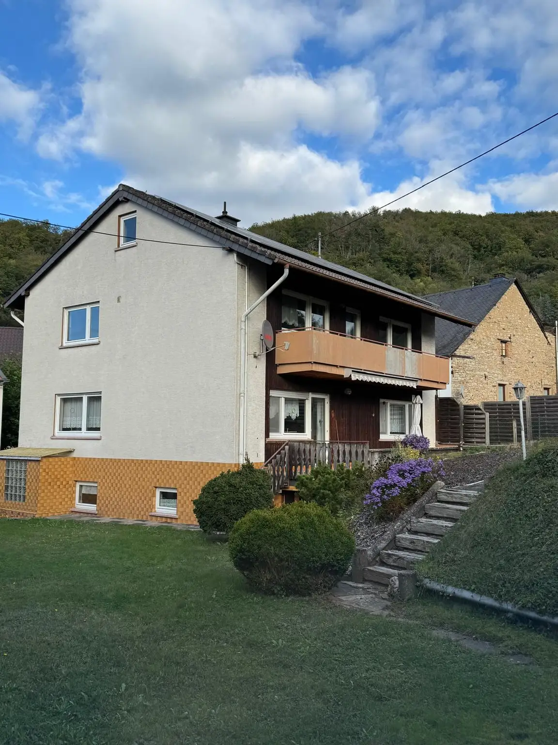 Freistehendes Wohnhaus mit großem Raumangebot, PV-Anlage und Ausbaupotenzial...!