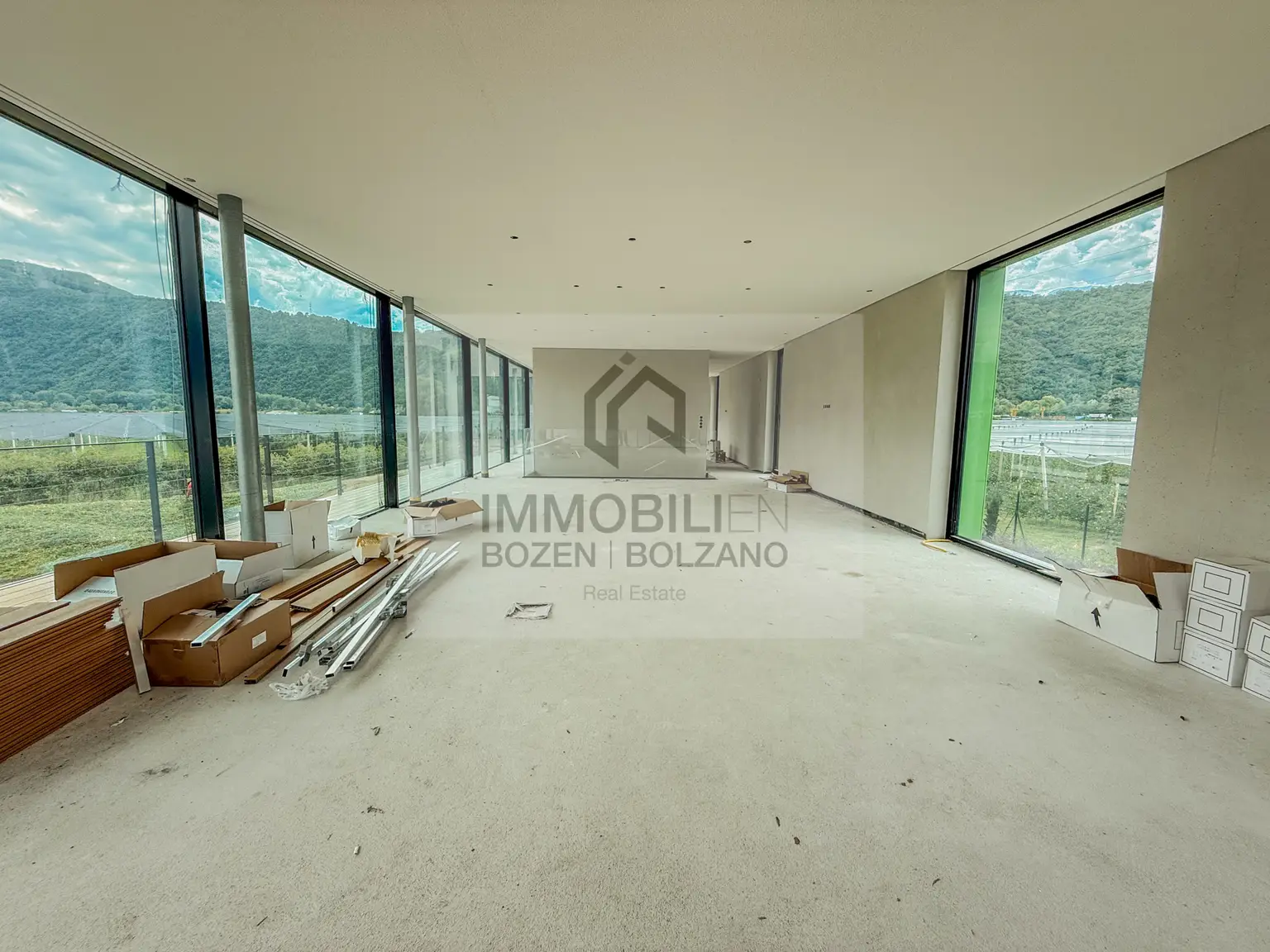 Designer Villa mit Garten und Pool im Grünen zu verkaufen