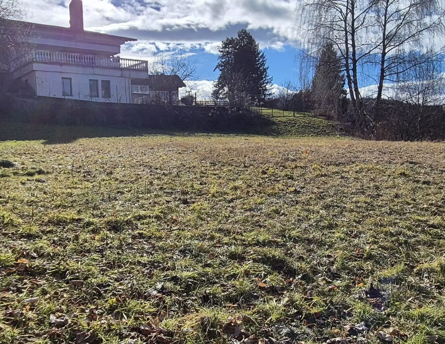 GRUNDSTÜCKS-JUWEL AM RADSBERG! HERRLICHER WEITBLICK ÜBER KLAGENFURT BIS PÖRTSCHACH AM WÖRTHERSEE!