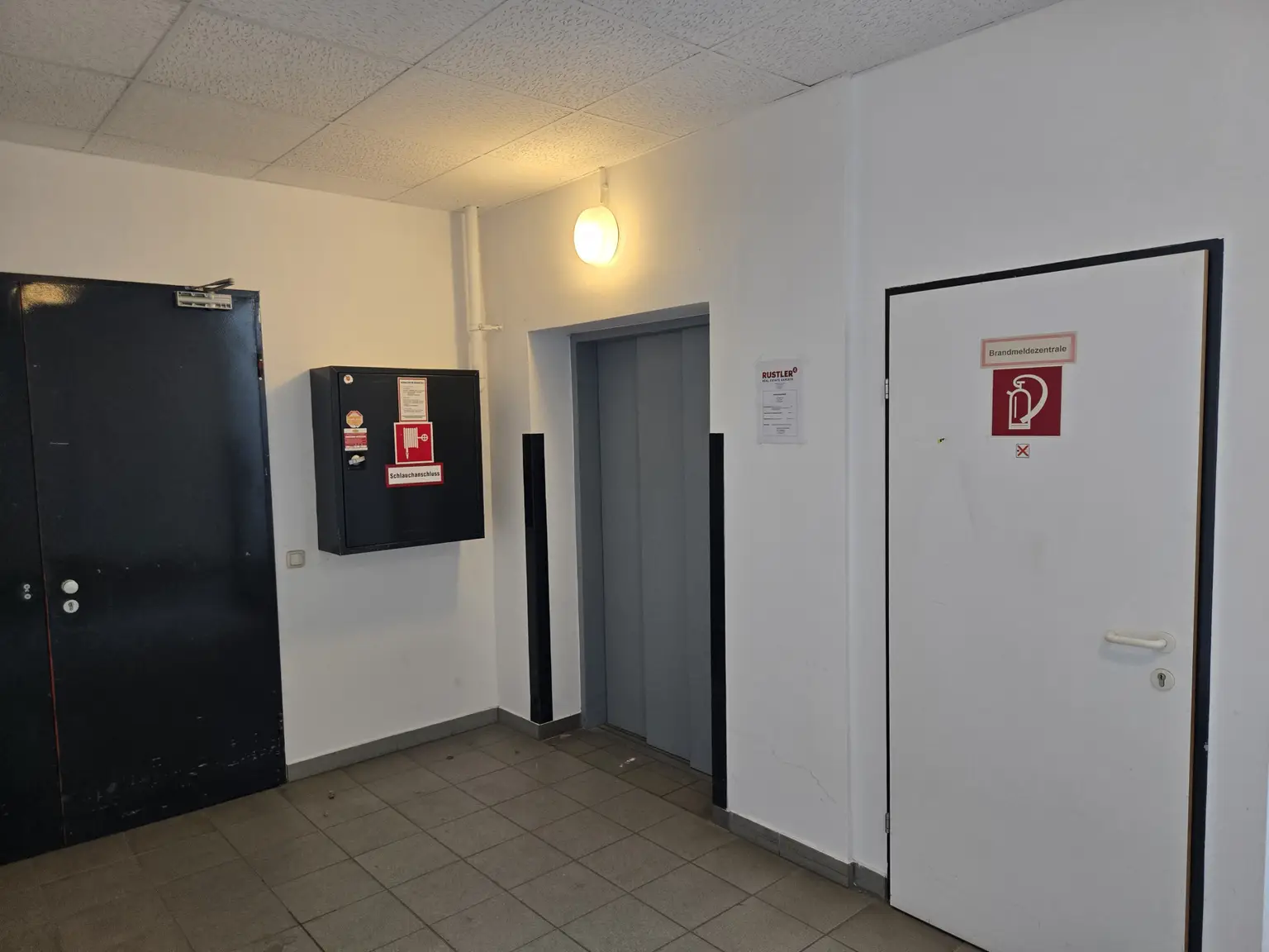 Barrierefreier und eigener Büro- und Geschäftseingang mit Lift - Büro T.2.17