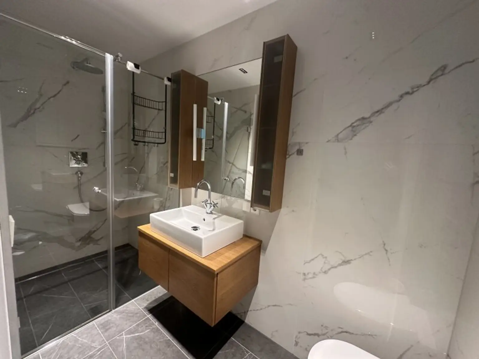 LUXUS GARTENWOHNUNG mit 300 m² Privatgarten im 1190 Wien + Pool und Gym