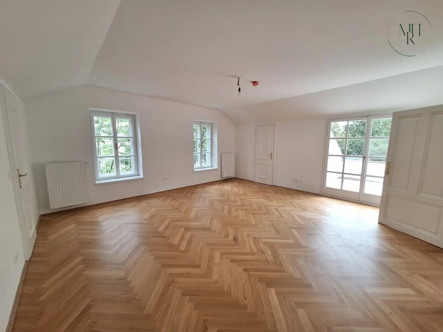 Exklusiv Wohnen in Toplage Währings - hochwertig sanierte Penthousemaisonette mit Grünblick und Garten