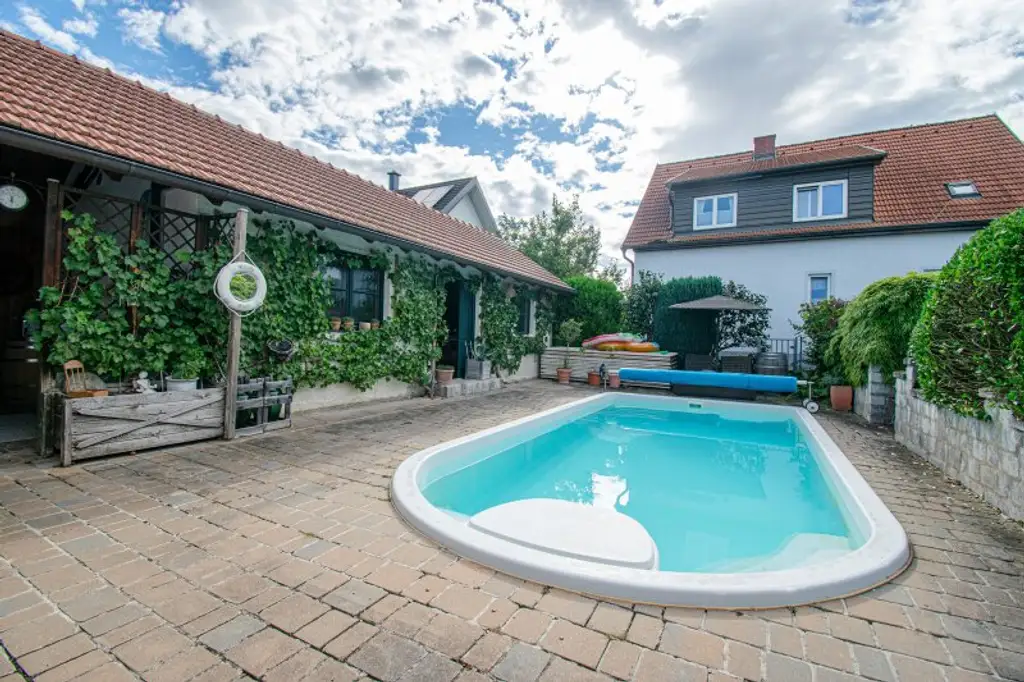 Modern & großzügig: Vollrenoviertes Mehrfamilienhaus mit Pool und Weinkeller