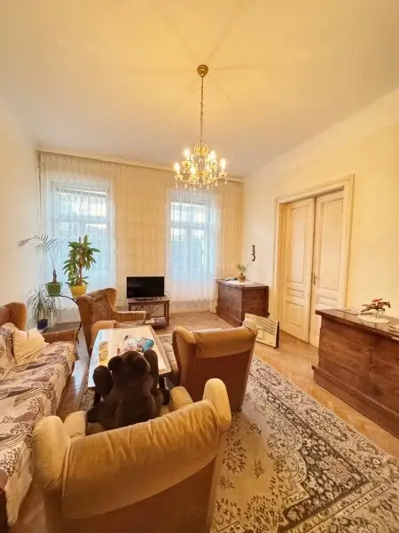 ++NEU++ Wohnungspaket! Seltene Gelegenheit: ZWEI nebeneinanderliegende Stilaltbauwohnungen nahe Park – unbefristet vermietet!  Prächtige Liegenschaft beim Ebner-Eschenbach-Park!