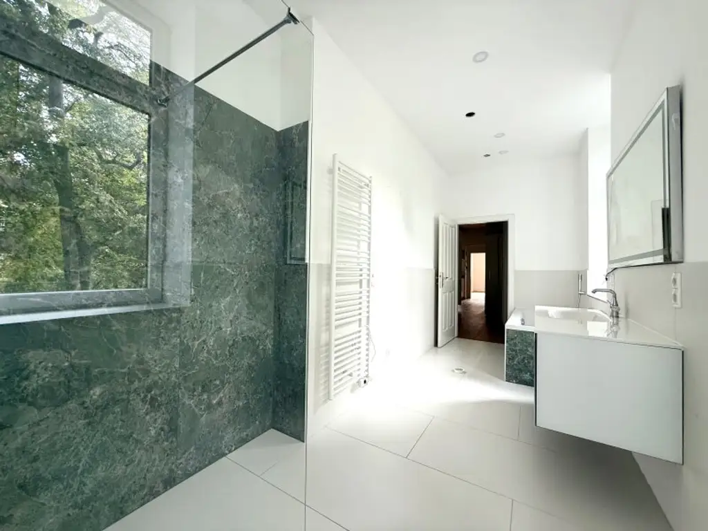 TOP LAGE SIEVERING: Sonnige, kernsanierte Wohnung I Kochinsel & Kamin I Fußbodenheizung & Sonnenschutz I großzügiges & helles Badezimmer I nähe Obkirchergasse