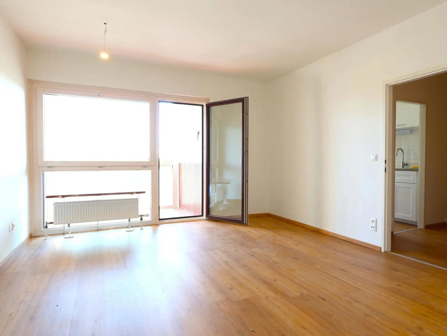 Wohnzimmer mit Zugang zur Loggia