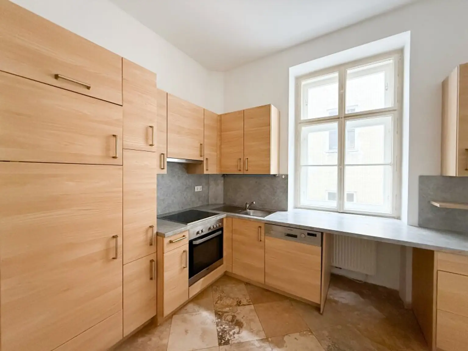 3-Zimmer-Altbauwohnung mit Flügeltüren in 1040 Wien – kein Aufzug