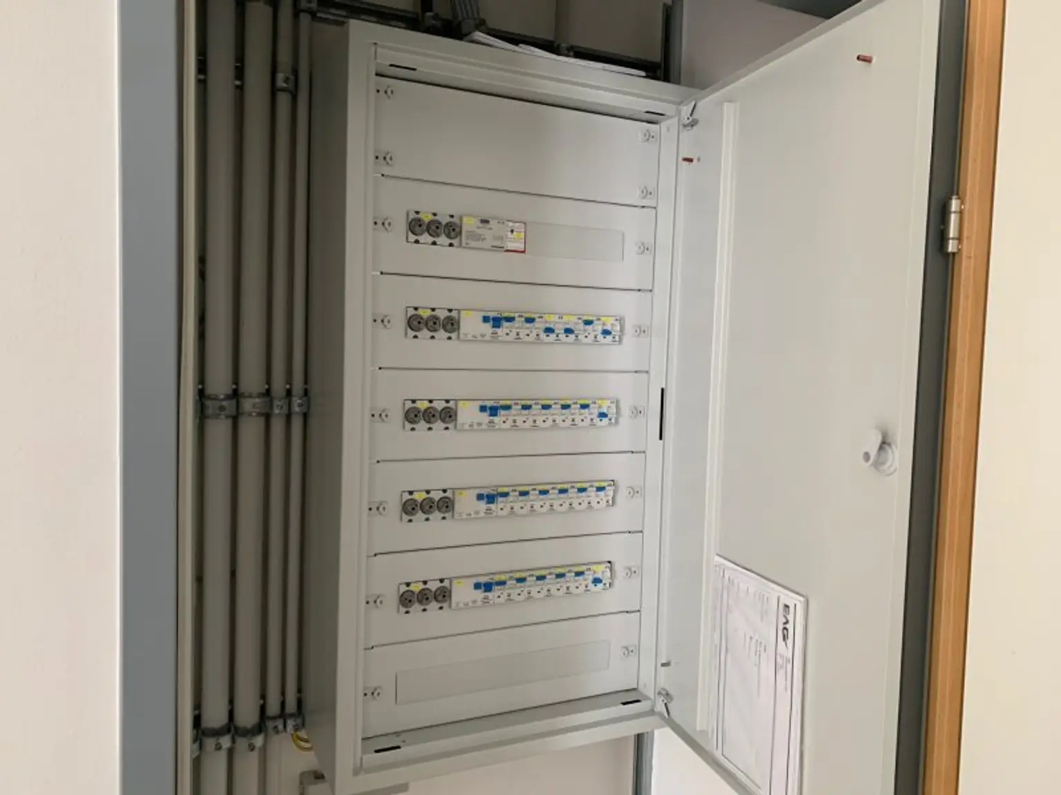 Zentrales Büro mit sonnigem Grünblick