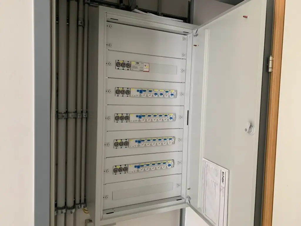 Zentrales Büro mit sonnigem Grünblick
