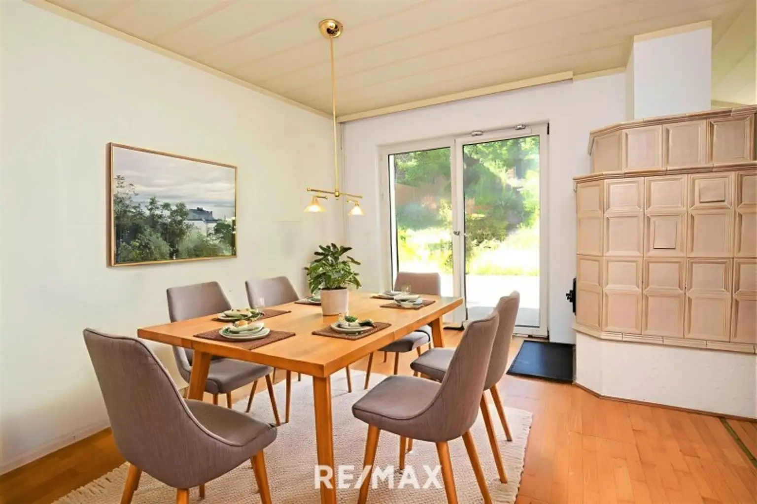 Esszimmer (virtuell eingerichtet)