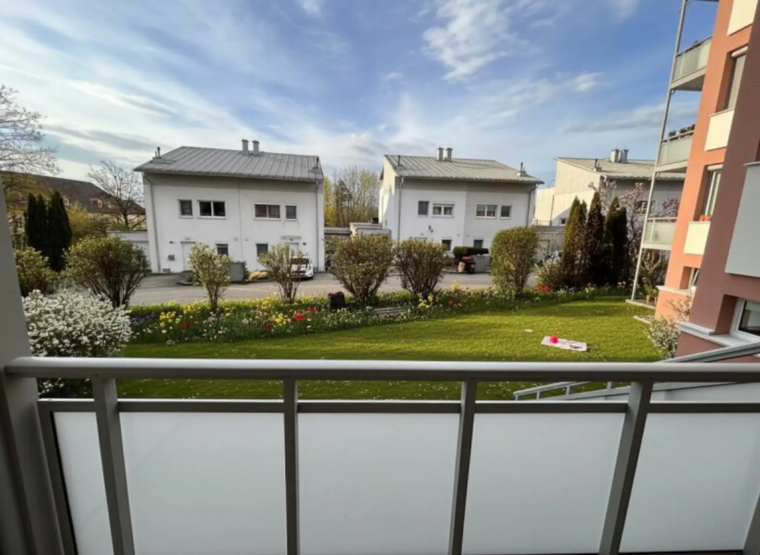 Aussicht Terrasse in Garten - KI geändert!