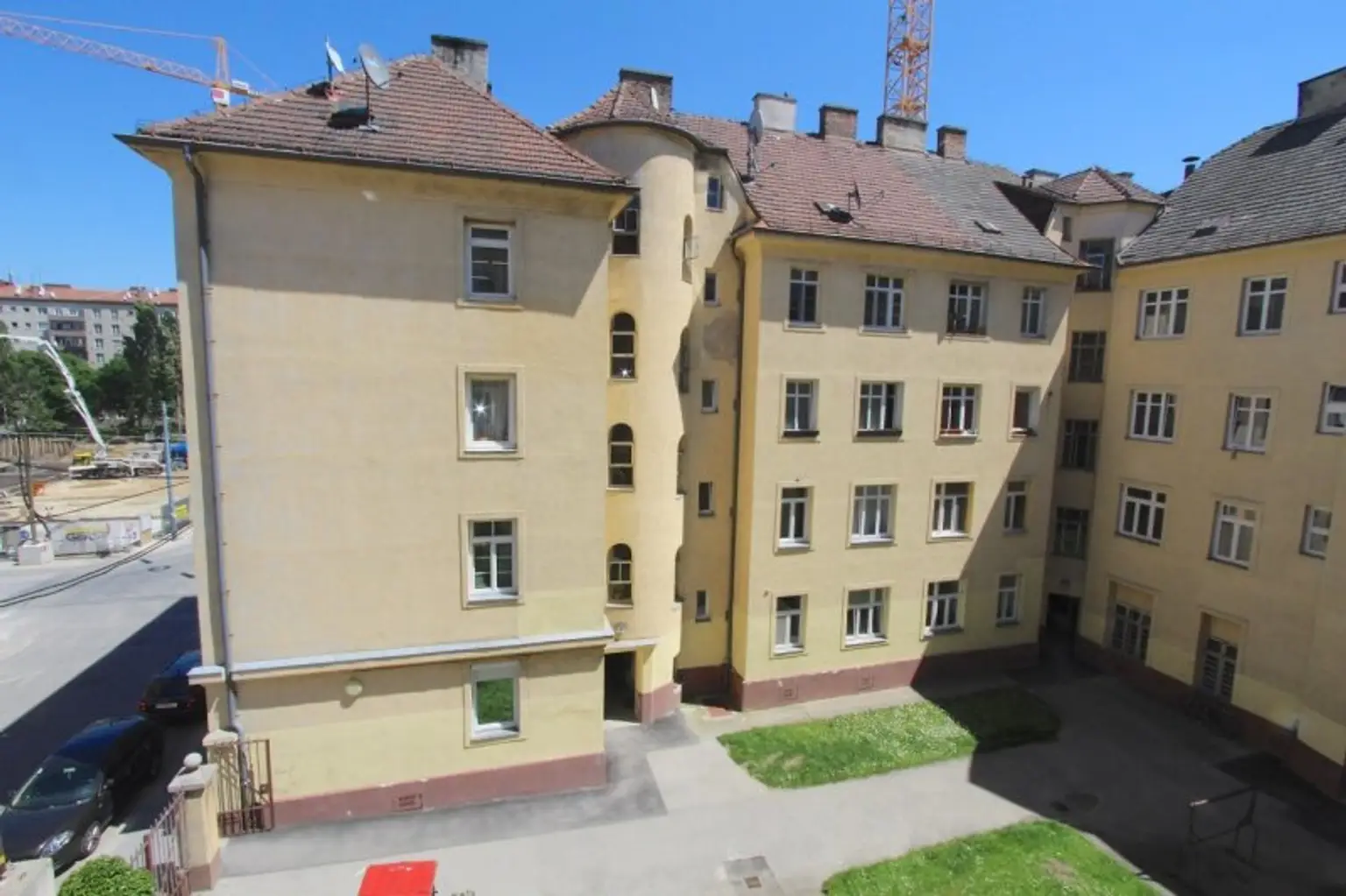 3 Zimmer-Wohnung ZUM SANIEREN, HELL und RUHIG!