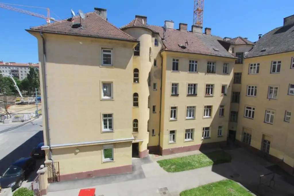 3 Zimmer-Wohnung ZUM SANIEREN, HELL und RUHIG!