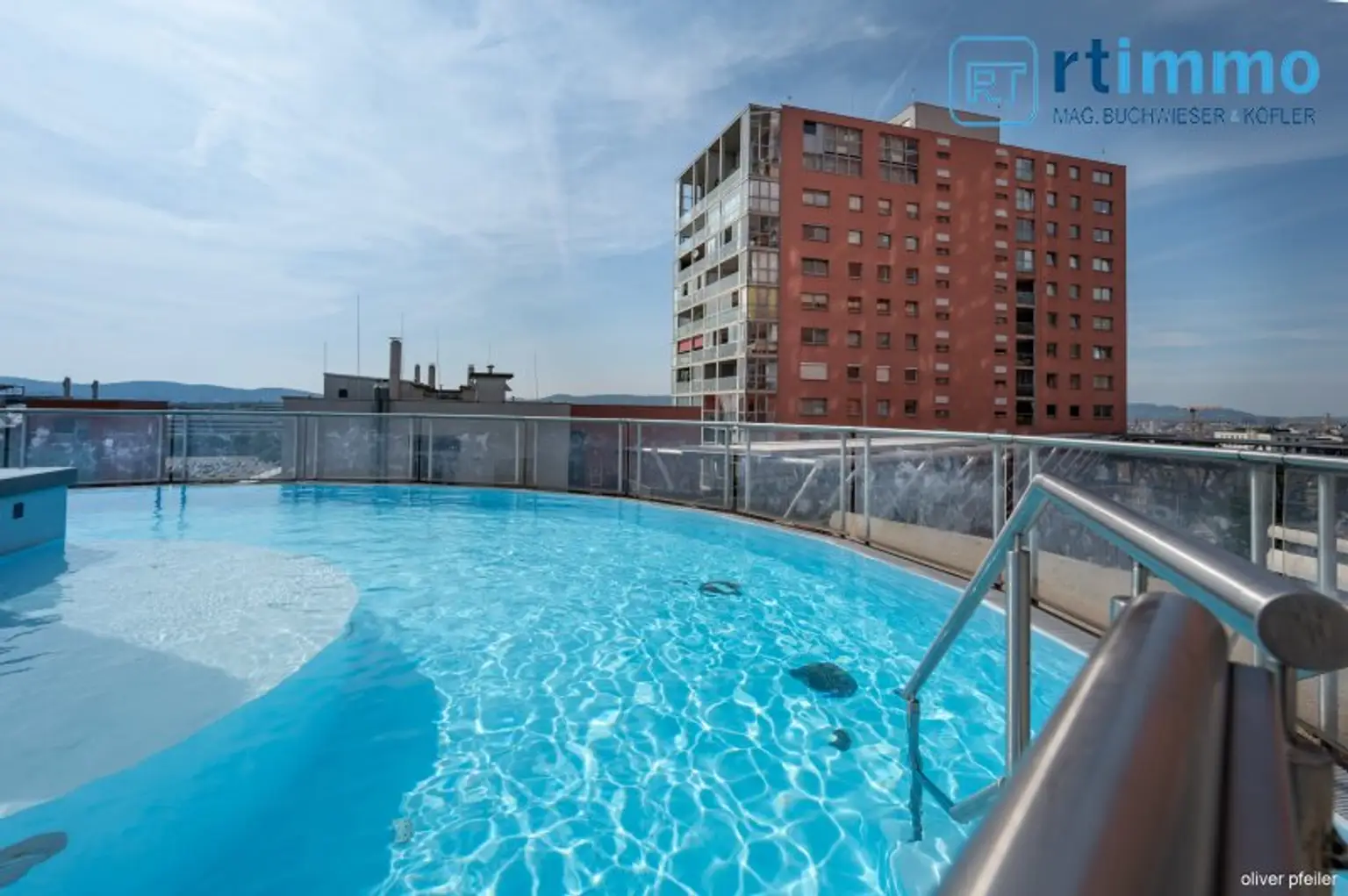 Himmelblau überall, 104m² mit über 23m² Freifläche auf 3,5 Zimmern. Atemberaubender Ausblick soweit das Auge reicht!