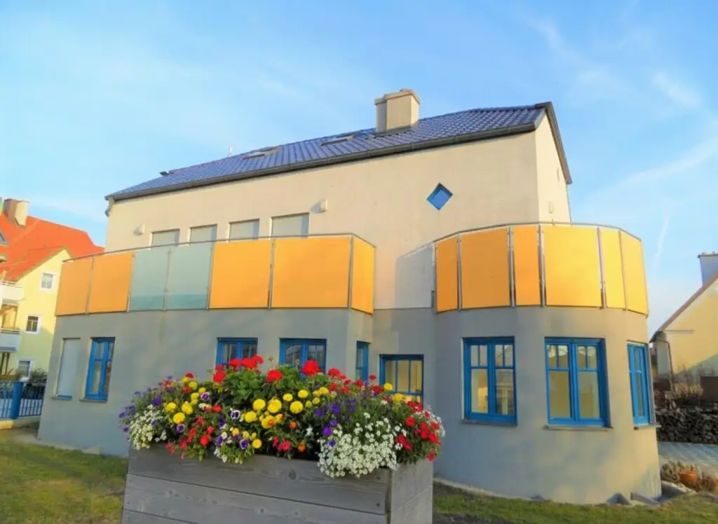 >> MIETHAUS mit 6 ZIMMER, DOPPELGARAGE, KELLER und EIGENGARTEN, am ORTSRAND!