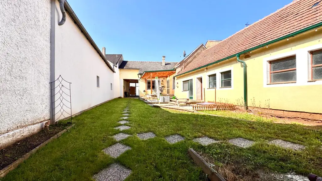 Ehemaliges Bauernhaus mit Nebengebäuden