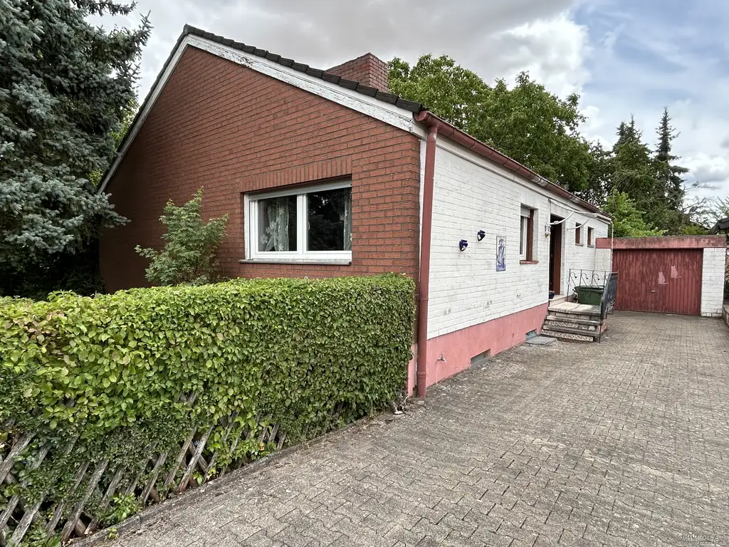 Renovierungsbedürftiges RENOLIT-Fertighaus mit vielen Möglichkeiten auf tollem Grundstück