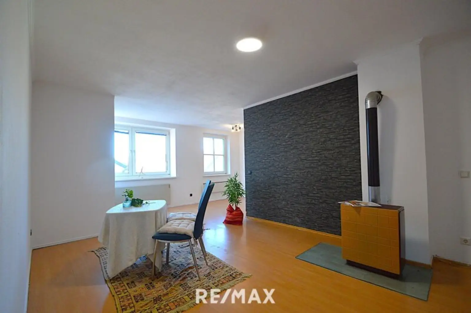 offener Wohnbereich mit Ofenanschluss