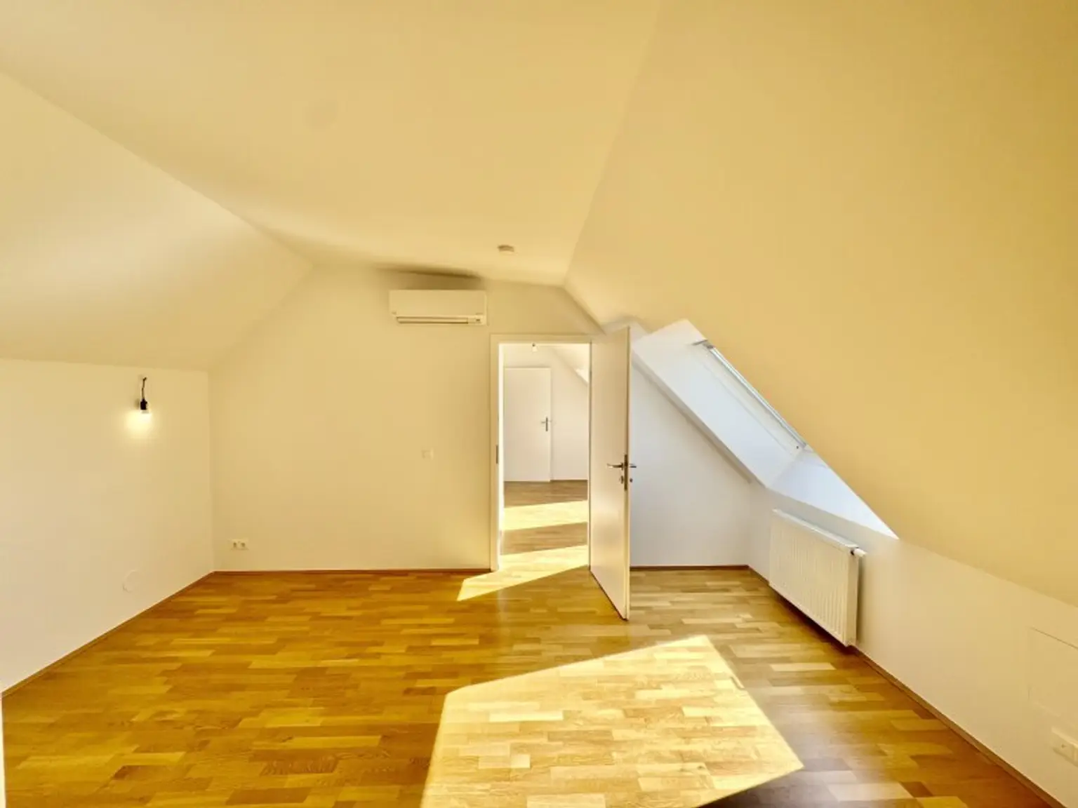 NEU! Wunderschöne Dachgeschoßwohnung mit 3 Zimmern plus großer Galerie!