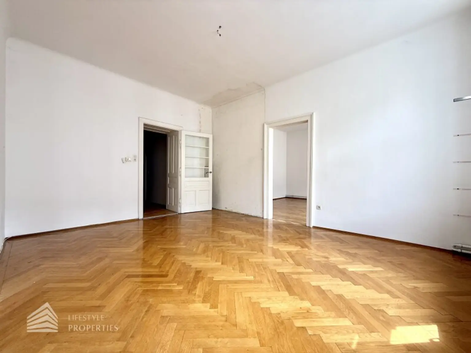 Helle Wohnung mit Balkon auf ganzer Etage zzgl. Rohdachboden, Nähe Einsiedlerpark