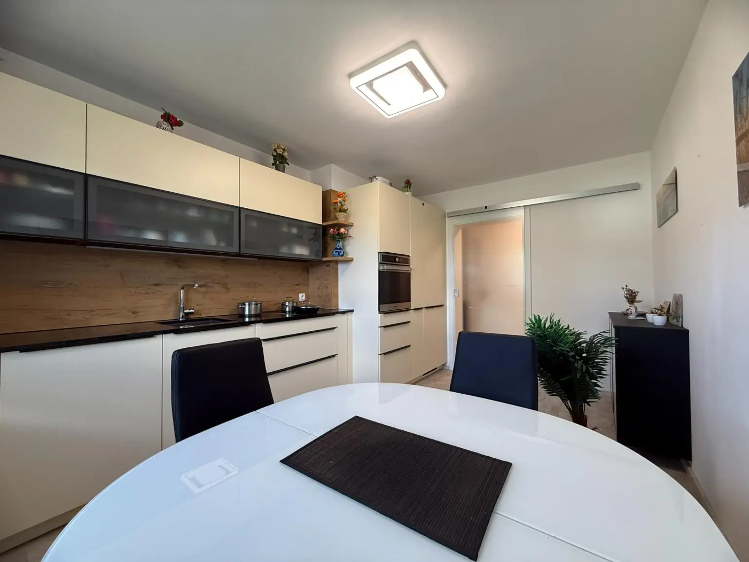 *** Hochwertig möbliert & top saniert: Stilvolle 74m²-Wohnung mit Loggia in ruhiger Lage + Carport ***