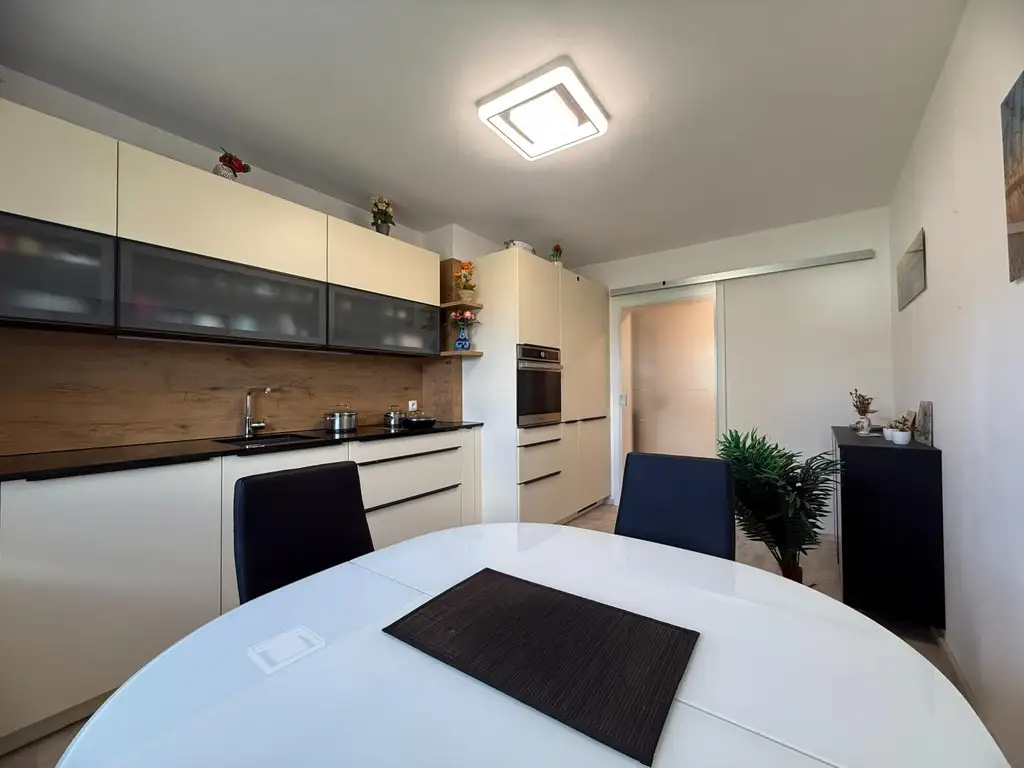 *** Hochwertig möbliert & top saniert: Stilvolle 74m²-Wohnung mit Loggia in ruhiger Lage + Carport ***
