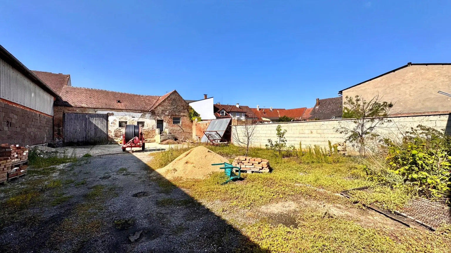 Ehemaliges Bauernhaus mit Nebengebäuden