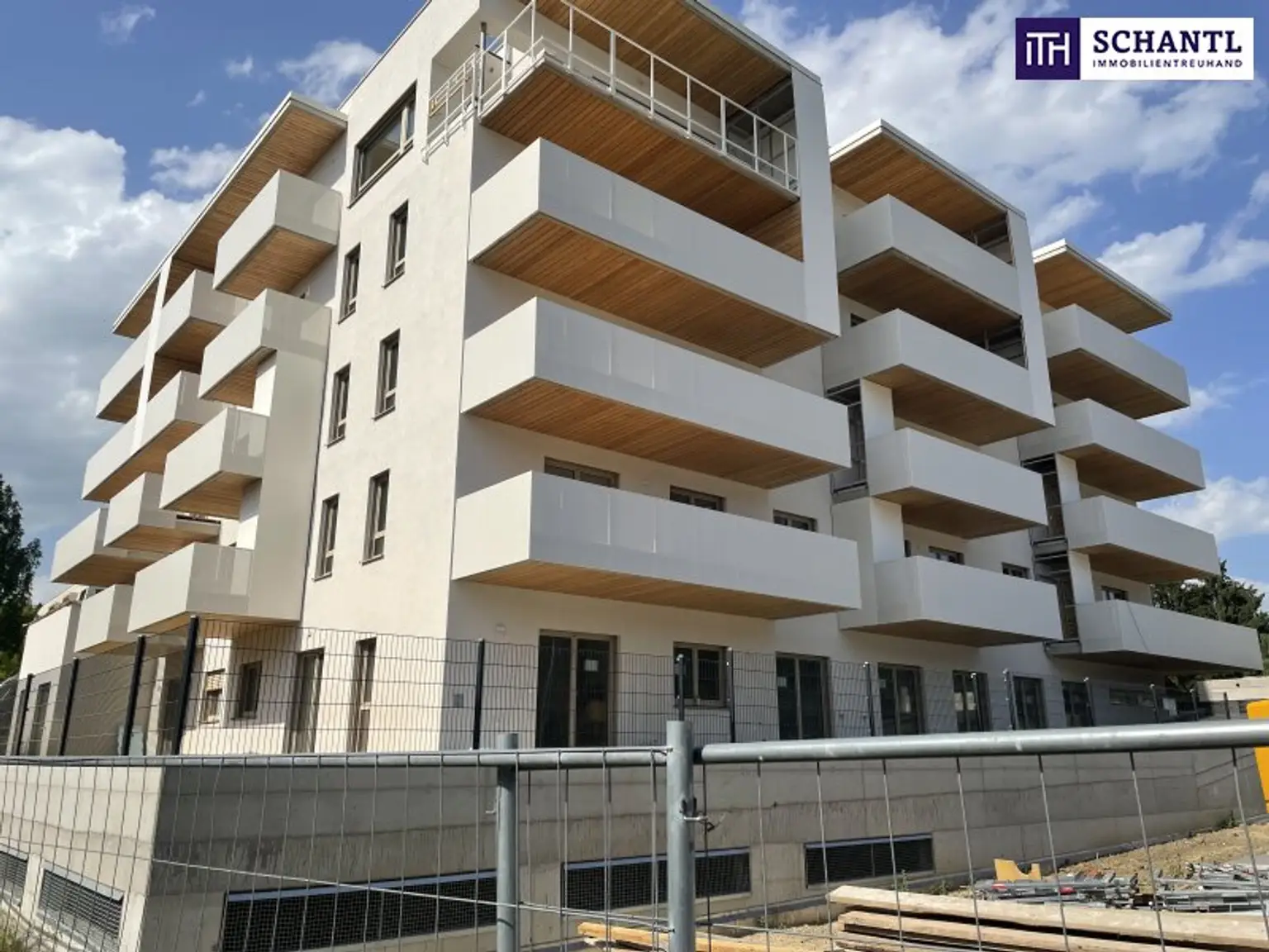 RIESIGE DACHTERRASSE + HOCHWERTIGE AUSSTATTUNG + SÜD/WEST Ausrichtung! + Tiefgarage! Nur 7 Min. von Graz entfernt!!