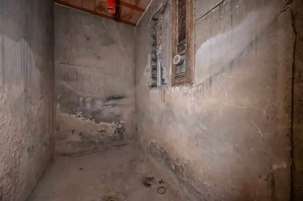 ++NEU++ Renovierungsbedürftige 4-Zimmer Altbauwohnung im Erdgeschoss!