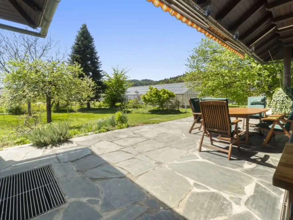 Schöner, gepflegter 270m² Bungalow mit 2 Wohnungen und 1.318m² Grund in Viktring in ruhiger sonniger Aussichtslage!