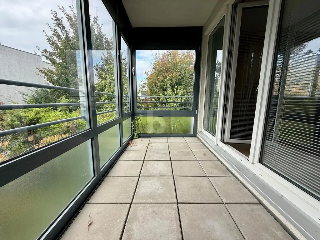 GERÄUMIG, RUHIG, MIT LOGGIA UND GARAGE!