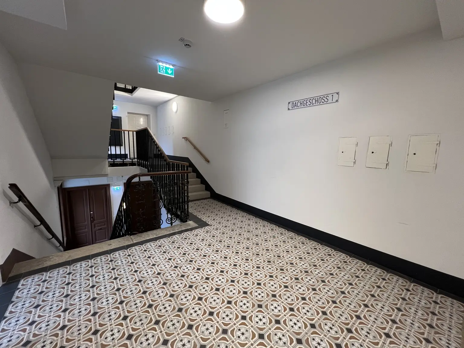 UNBEFRISTET: Klimatisierte Dachgeschosswohnung mit Balkon und Loggia