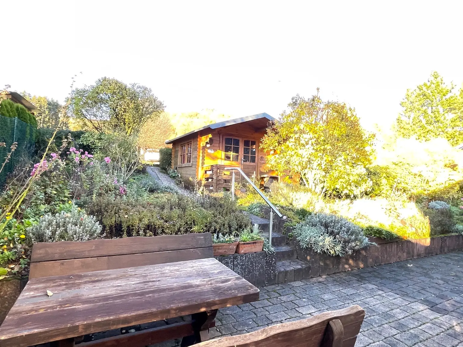 Sitzecke + Gartenhaus (Herbst)